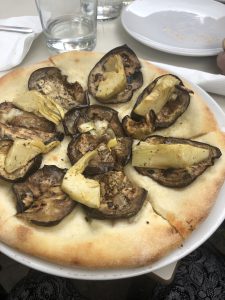 Focaccia con berenjenas y alcachofas asadas. uno de nuestros platos