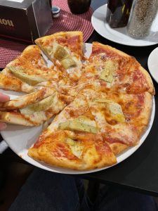 Pizza hecha al gusto con corazones de alcachofas uno de nuestros platos